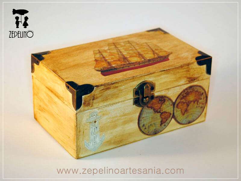 Caja con herrajes y barco